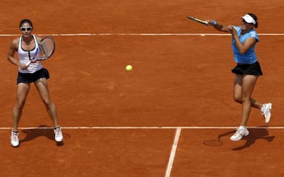 Virginia Ruano y Anabel Medina durante la semifinal de dobles femenina de Roland Garros en 2009