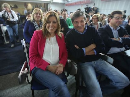 Susana D&iacute;az, con el presidente de Asturias, Javier Fern&aacute;ndez, y el secretario general de los socialistas extreme&ntilde;os, Guillermo Fern&aacute;ndez Vara.