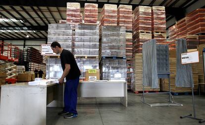 Un empleado prepara las papeletas para el próximo 26-J.