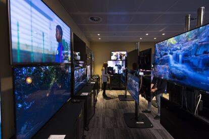 Una de las salas con diferentes tipos de televisores en la sede de Amazon en Londres.