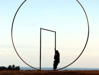 Alumnas de Bellas Artes en una performance con una escultura de Alfaro en el &quot;Simposium Escultura Alicante&quot; en 2004.