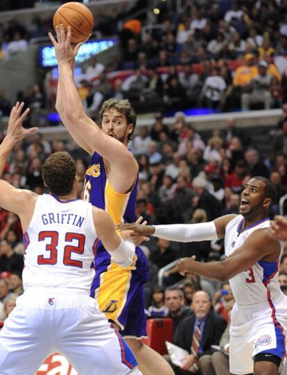 Gasol intenta encestar ante Griffin y Paul.