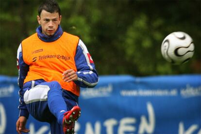 Kezman, durante un entrenamiento con Serbia en 2006.