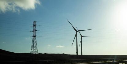 Tendido de la luz y molinos en Fuerteventura.