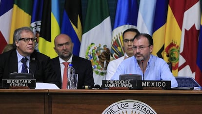 Luis Almagro, secretario general de la OEA y Luis Videgaray, canciller de M&eacute;xico, durante la Asamblea General de Canc&uacute;n.