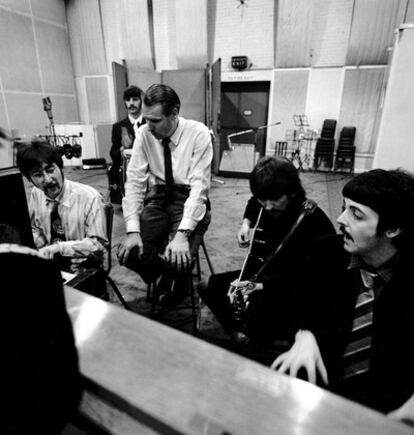 John Lennon, Ringo Starr, George Martin, George Harrison y Paul McCartney, en los estudios Abbey Road.