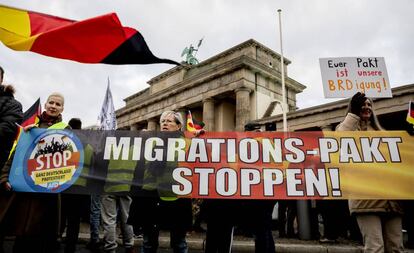 Cartel con el mensaje “Stop al pacto migratorio”, el mes pasado en una manifestación xenófoba en Berlín.