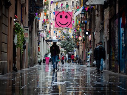 Varias personas caminan el sábado 10 de abril por el barrio del Raval en Barcelona.