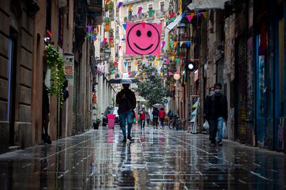 Varias personas caminan el sábado 10 de abril por el barrio del Raval en Barcelona.