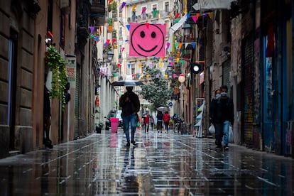 Varias personas caminan el sábado 10 de abril por el barrio del Raval en Barcelona.