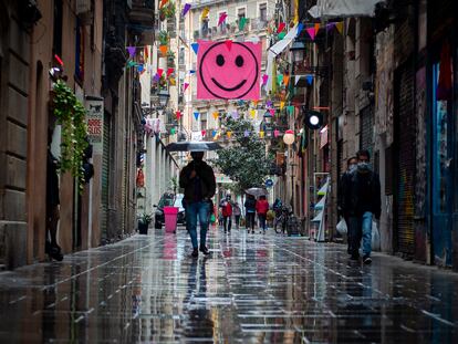 Varias personas caminan el sábado 10 de abril por el barrio del Raval en Barcelona.