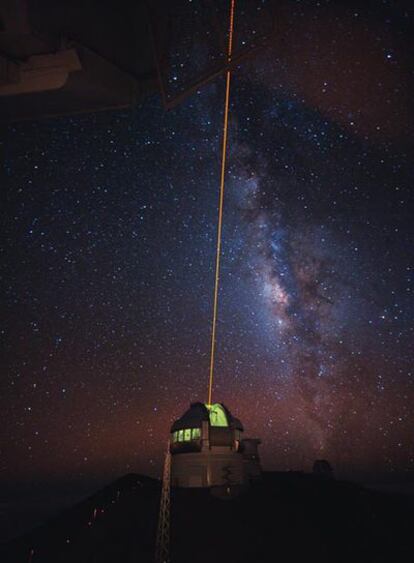 Fotografía de larga exposición (aproximadamente un minuto) del telescopio Gemini Norte (Hawai) utilizando una estrella artificial (haz láser) para la corrección.