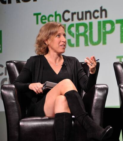 <p dir="ltr">La historia de Google, como las de otras grandes compañías informáticas, empezó en un garaje. En el de Susan Wojcicki, concretamente. Ella fue la responsable del éxito del modelo de negocio del buscador, basado en la publicidad. Lideró la creación de servicios como AdWords, AdSense y Google Analytics, y fue parte del equipo que dio forma a Google Imágenes y Google Libros. Wojcicki, de 49 años, defendió y negoció la adquisición de YouTube en 2006, cuando la plataforma de vídeo tenía poco más de un año de vida. Hoy es la directora de esta compañía, parte vital del conglomerado Alphabet, que no deja de crecer. Es el <a href="http://www.alexa.com/siteinfo/youtube.com">segundo sitio web más visitado del mundo</a>, solo por detrás de Google. Como alta ejecutiva de Alphabet, Wojcicki se ha visto interpelada por el manifiesto del exingeniero de Google James Damore, y publicó una respuesta un día después de que estallara el escándalo. En <a href="http://fortune.com/2017/08/09/google-diversity-memo-wojcicki/">ella</a> recuerda, al hilo de una pregunta de su hija, cuántas veces ha tenido que soportar menosprecios y dudas sobre sus habilidades y su compromiso. O sospechas sobre su ascenso profesional. O interrupciones. O peores sueldos para un mismo empleo. Y se pregunta si habría supuesto un dilema el despido si en lugar de hablar de mujeres, Damore hubiera hablado de diferencias entre razas o entre opciones sexuales.</p>