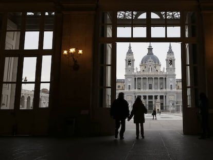 Fachada de la Catedral de Santa María la Real de la Almudena a través de la plaza de Armas.