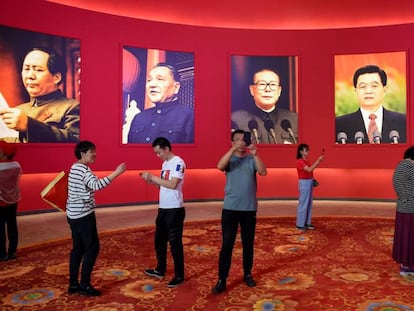 Un grupo de personas fotografía una exposición por el 70º aniversario de la República Popular de China con los retratos (de izquierda a derecha) de Mao Zedong, Deng Xiaoping, Jiang Zemin, Hu Jintao y el presidente actual, Xi Jinping, ayer en Pekín.