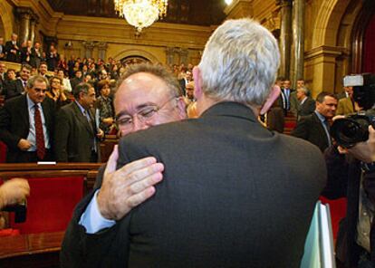 Josep Lluís Carod felicita a Pasqual Maragall tras la elección de éste como presidente de la Generalitat.