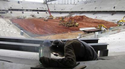 Un soldador trabajando dentro del estadio Arena da Baixada en Curitiba.