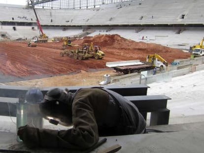 Un soldador trabajando dentro del estadio Arena da Baixada en Curitiba. 