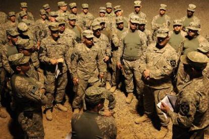 El último convoy de la cuarta brigada de blindados Stryker, perteneciente a la II División de Infantería del Ejército estadounidense, atraviesa en la madrugada de ayer el paso de Khabari, entre Irak y Kuwait.