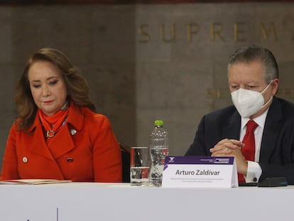 Los ministros Arturo Zaldívar y Yasmín Esquivel durante un evento el 25 de noviembre de 2021.