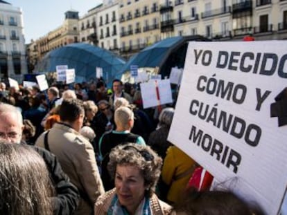 La norma que impulsa el PSOE prevé crear comisiones autonómicas que podrán denegar muertes aprobadas por los médicos, algo a lo que se oponen Podemos y ERC