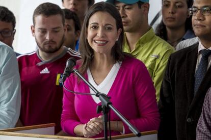 María Corina Machado, em uma coletiva de imprensa após ser processada.