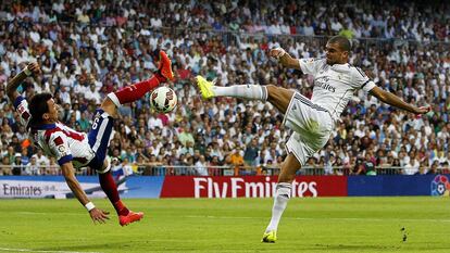 Mandzukic y Pepe disputan un balón durante el Derby
