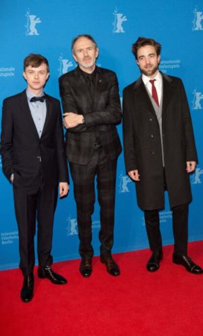 Robert Pattinson (d), el director holandés Anton Corbijn (c) y el actor estadounidense Dane DeHaan en la Berlinale.
