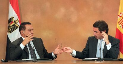 Rueda de prensa conjunta del presidente José María Aznar ( d) y el presidente de Egipto, Hosni Mubarak, en Madrid, durante la visita oficial en mayo de 2000.