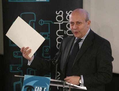 El ministro de Educación, Cultura y Deporte, José Ignacio Wert, pronuncia unas palabras durante la inauguración del III Encuentro Anual de los Productores Audiovisuales Españoles, celebrado hoy en Madrid.