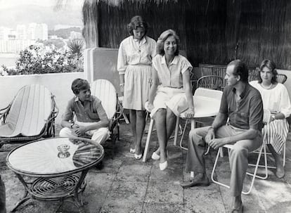 5 de agosto de 1983. Los Reyes posan con sus hijos de vacaciones en el palacio de Marivent (Mallorca).