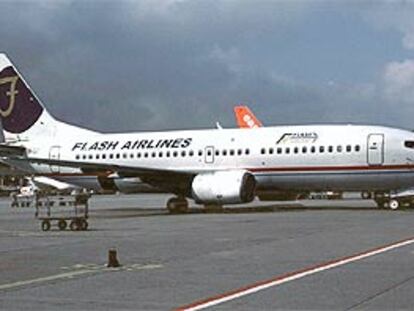 Fotografía tomada en Zúrich en 2002 del Boeing 737-300 de Flash Airlines que se estrelló en Egipto el 3 de enero.