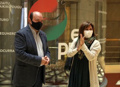 Imagen de un encuentro reciente entre la coordinadora general de Podemos, Pilar Garrido y el presidente del PNV Andoni Ortuzar.