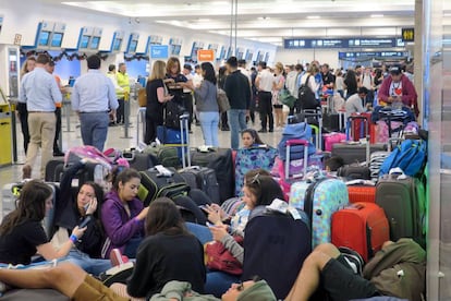 A greve convocada nesta segunda-feira contra a reforma da Previdência provocou o cancelamento de todos os voos nos principais aeroportos do país.