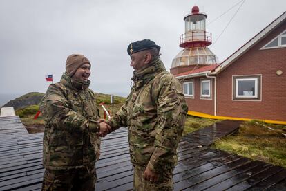 El sargento primero Jorge Becerra (derecha), que como farero lleva todo el año con su esposa y sus cuatro hijos en Isla Cabo, recibe a su sustituto, el sargento segundo José Luarte.