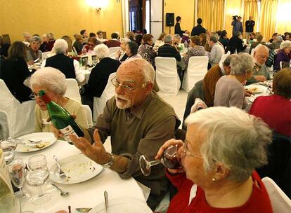 Comida navideña solidaria organizada por la Fundació Amics de la Gent Gran en Barcelona.