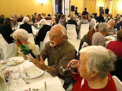 Comida navideña solidaria organizada por la Fundació Amics de la Gent Gran en Barcelona.