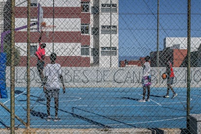 Menores de Gambia, Senegal y Malí juegan al baloncesto durante la tarde en las inmediaciones de su centro de menores, donde viven 300 niños.