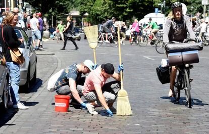 Vecinos de Hamburgo limpian las calles después de los destrozos causados por las protestas del G-20.