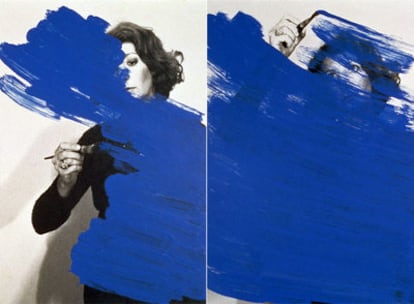 <i>Pintura habitada</i> (1976). Acrílico azul sobre fotografías en blanco y negro.