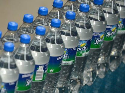 Por qué el color de las botellas de refresco es un problema para el reciclaje