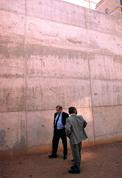 Joaquim Nadal, ayer, frente al muro construido en Martorell.