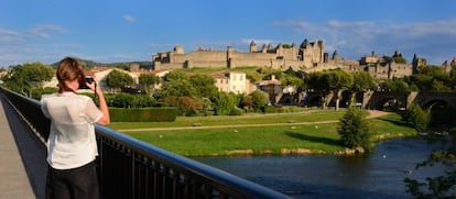 Una turista, en la ciudad medieval de Carcassone (Francia). 