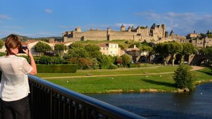 Una turista, en la ciudad medieval de Carcassone (Francia).