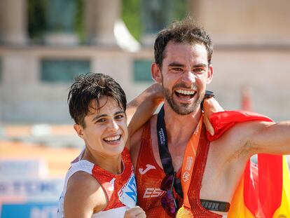 Los marchadores españoles Álvaro Martín y María Pérez muestran su alegría con la medalla de oro colgada como campeones del mundo de los 35 kilómetros marcha en la sexta jornada de los Mundiales de atletismo que se disputan en Budapest.