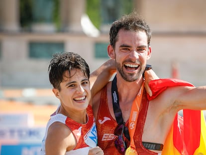 Los marchadores españoles Álvaro Martín y María Pérez muestran su alegría con la medalla de oro colgada como campeones del mundo de los 35 kilómetros marcha en la sexta jornada de los Mundiales de atletismo que se disputan en Budapest.