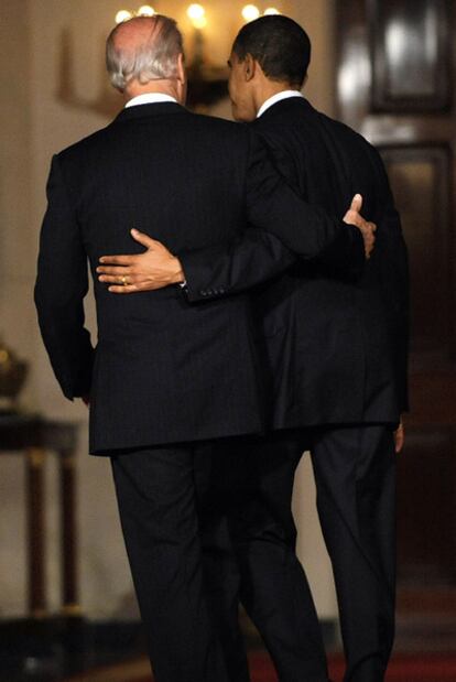 Obama y el vicepresidente Biden, en la Sala Este de la Casa Blanca tras la aprobación de la reforma.