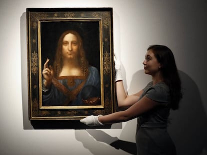 Una empleada de Christie&#039;s de Londres con &#039;Salvator Mundi&#039;, obra de Leonardo da Vinci subastada el pasado octubre.