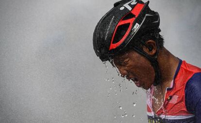 El ciclista Muhammad Shahmir Aiman ​​Abdul Halim se refresca tras cruzar la línea de meta en Taiping, durante la quinta etapa de la carrera ciclista malaya Le Tour de Langkawi, de Tanjung Malim a Taiping.