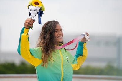 Rayssa Leal comemora a medalha de prata na categoria skate street feminino